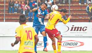 Pedro Qui&ntilde;&oacute;nez (azul) disputa el bal&oacute;n con Omar Andrade (11) durante el partido entre Aucas y Emelec, la tarde de ayer, en el estadio Gonzalo Pozo. Foto: Fernando Sandoval/El Tel&eacute;grafo