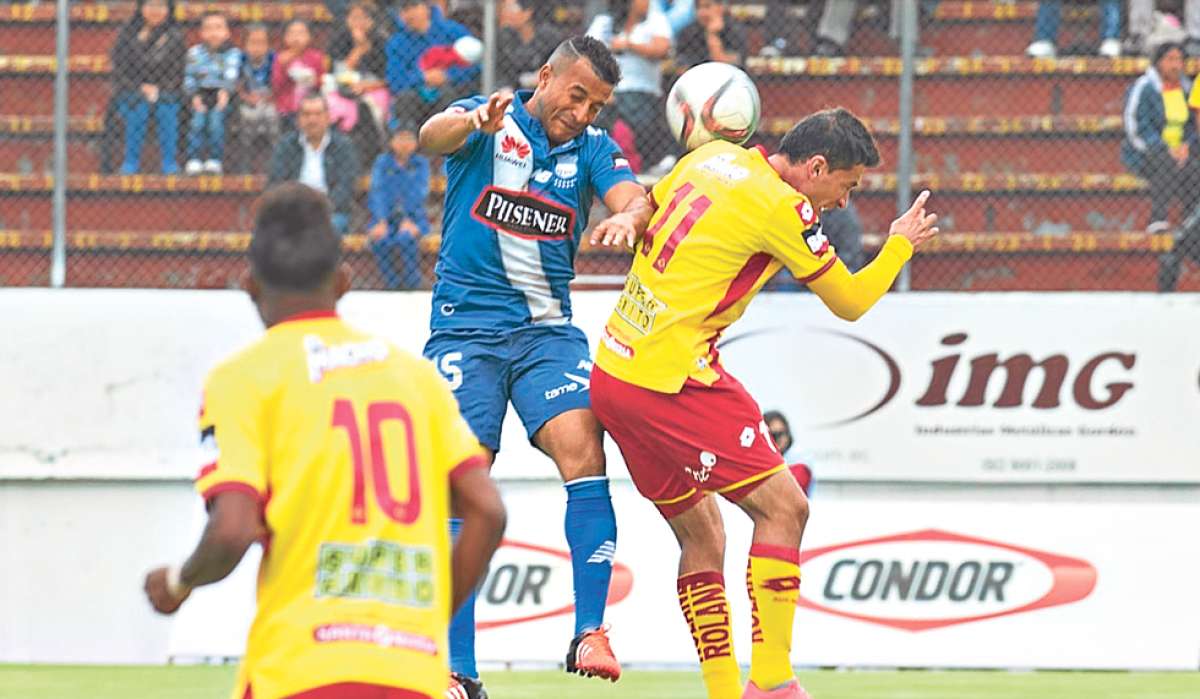 Pedro Qui&ntilde;&oacute;nez (azul) disputa el bal&oacute;n con Omar Andrade (11) durante el partido entre Aucas y Emelec, la tarde de ayer, en el estadio Gonzalo Pozo. Foto: Fernando Sandoval/El Tel&eacute;grafo