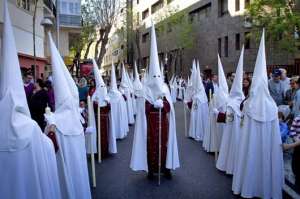 Las representaciones y caracterizaciones religiosas convocan a numeroso p&uacute;blico en las ciudades de la serran&iacute;a ecuatoriana. Foto: Archivo.