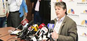 Flores explic&oacute; en carta su salida de Ministerio