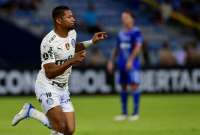 El brasileño Rony celebra su gol ante Emelec, el primero del partido