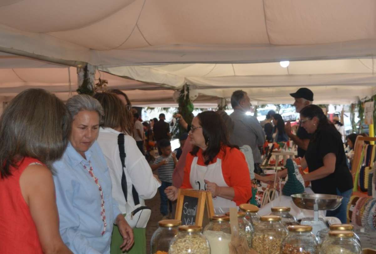 La feria abrirá el sábado 22 de noviembre de 11:00 a 20:00 y el domingo 23 de noviembre de 11:00 a 18:00.