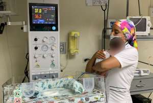 Renata, una beb&eacute; prematura, fue intervenida por complicaciones digestivas en Cuenca. 