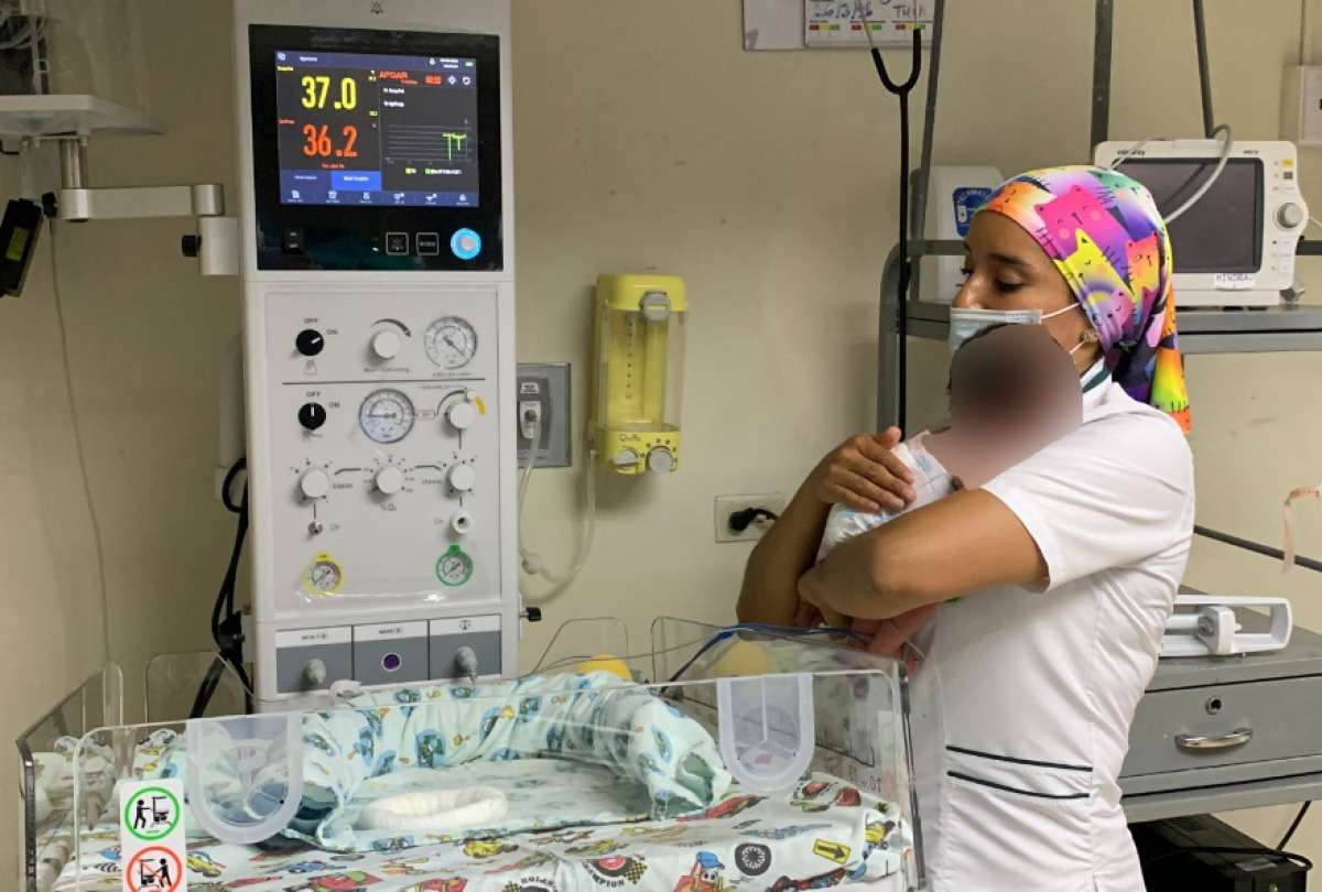 Renata, una beb&eacute; prematura, fue intervenida por complicaciones digestivas en Cuenca. 