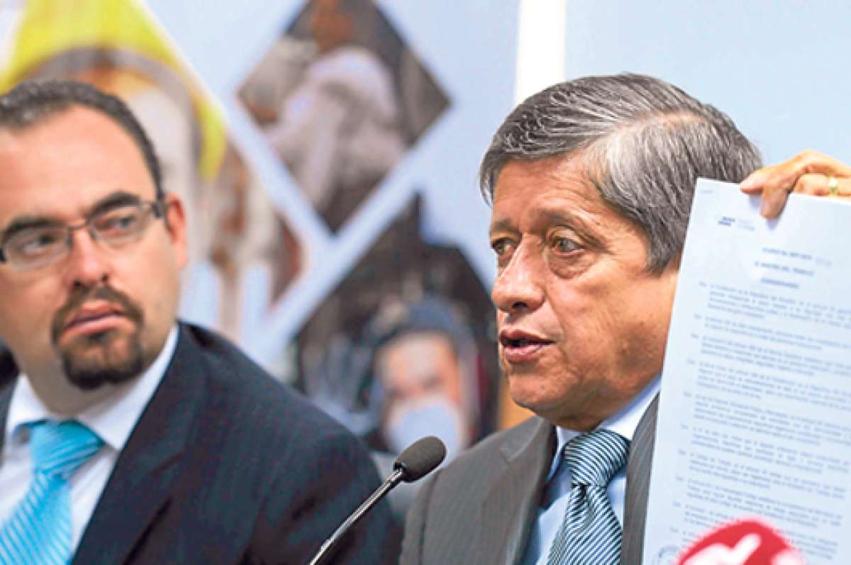 Carlos Marx Carrasco, ministro del Trabajo, present&oacute; el documento que regular&aacute; la relaci&oacute;n laboral de los deportistas profesionales con entidades deportivas. Foto: &Aacute;lvaro P&eacute;rez/ El Tel&eacute;grafo.