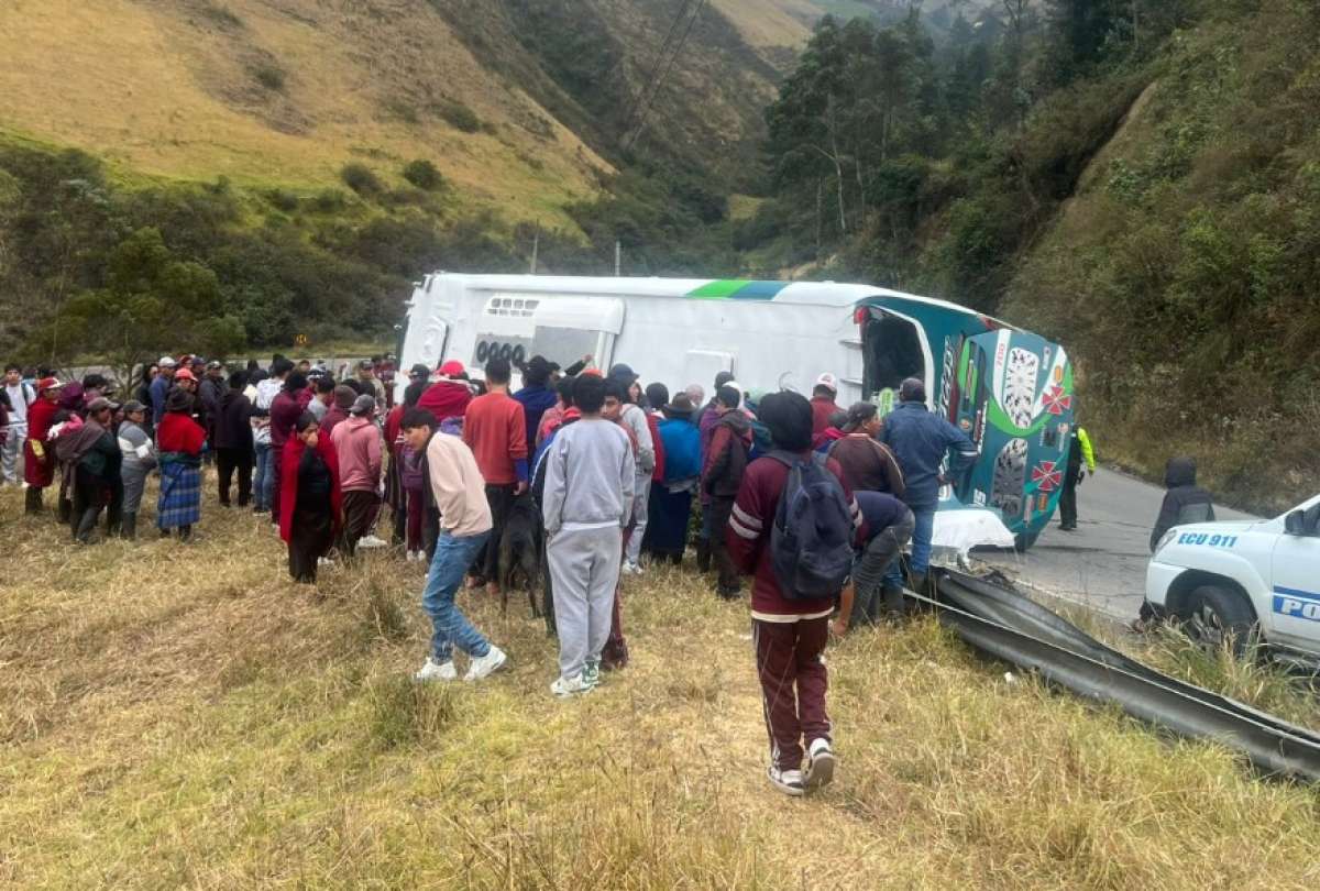 Al menos cuatro fallecidos por bus accidentado en Colta