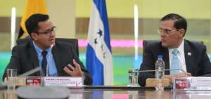 Andr&eacute;s Sandoval y Lisandro Rosales durante la firma del convenio realizada ayer en Quito.