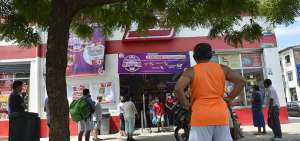 En algunos supermercados la situaci&oacute;n es similar a la de los mercados municipales. La falta de distancia entre personas es la norma menos respetada.