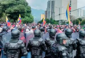 20.000 manifestantes rodean la Casa de la Cultura