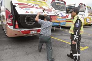 En las diferentes terminales terrestres del pa&iacute;s se realizar&aacute;n controles de seguridad y de verificaci&oacute;n del estado mec&aacute;nico de los buses interprovinciales que movilizar&aacute;n turistas. Foto: Archivo.