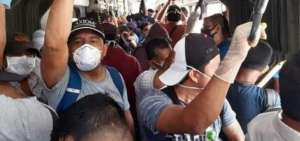 Buses de la Metrov&iacute;a abarrotados de pasajeros en Guayaquil