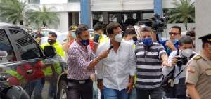 El prefecto de Guayas, Carlos Luis Morales, es escoltado por polic&iacute;as a su ingreso al Cuartel Modelo, en Guayaquil. Se tiene previsto encontrar y detener a 10 personas m&aacute;s en los operativos. 