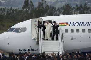 Antes de abordar el avi&oacute;n, el papa Francisco bendijo a los ecuatorianos. Foto: Marco Salgado/ EL TEL&Eacute;GRAFO.