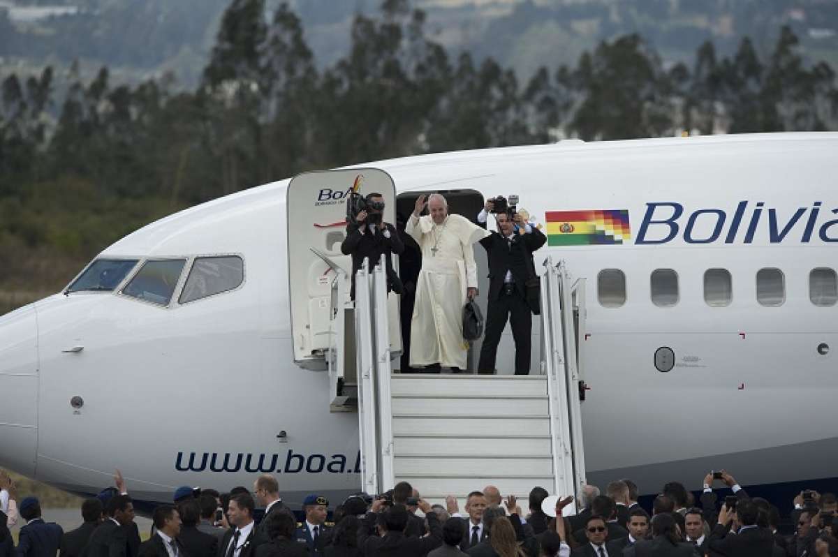 Antes de abordar el avi&oacute;n, el papa Francisco bendijo a los ecuatorianos. Foto: Marco Salgado/ EL TEL&Eacute;GRAFO.