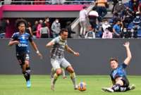 Richard Schunke (der.) se barre durante el partido entre Independiente del Valle y Deportivo Cuenca