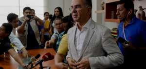 Zambrano ofreci&oacute; una rueda de prensa asegurando que seguir&aacute; en funciones.