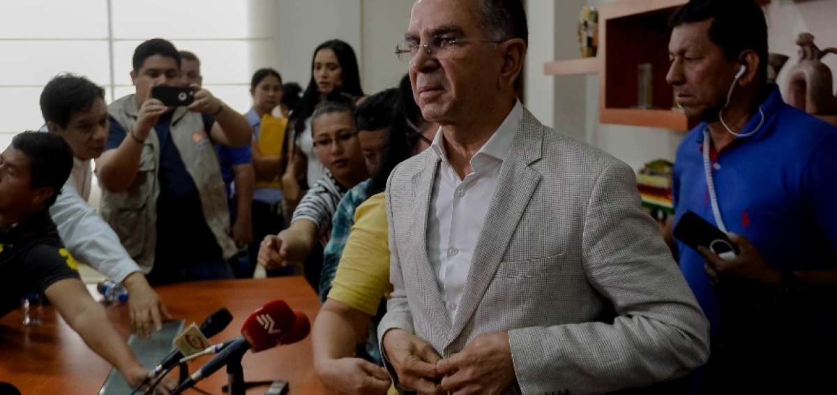 Zambrano ofreci&oacute; una rueda de prensa asegurando que seguir&aacute; en funciones.