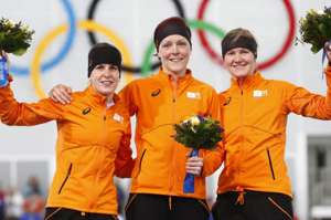 Marrit Leenstra, Jorien Ter Mors, Lotte van Beek e Ireen Wust celebran su presea dorada. Foto: EFE