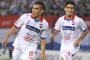 El mediocampista de Nacional, Derlis Oru&eacute; (izq.), festeja tras la segunda conquista del encuentro por semifinales ante Defensor Sporting, en la Libertadores. Foto: EFE.
