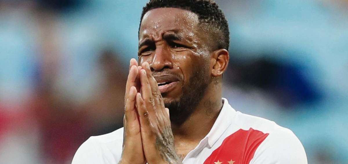 J&eacute;fferson Farf&aacute;n presenta una lesi&oacute;n en la rodilla izquierda.