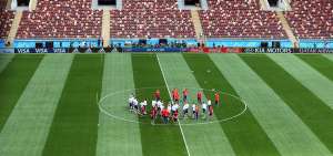 Jugadores de la selecci&oacute;n de Rusia escuchan la charla t&eacute;cnica de su entrenador, Stanislav Cherchesov, en el centro de la cancha del estadio Luzhniki.