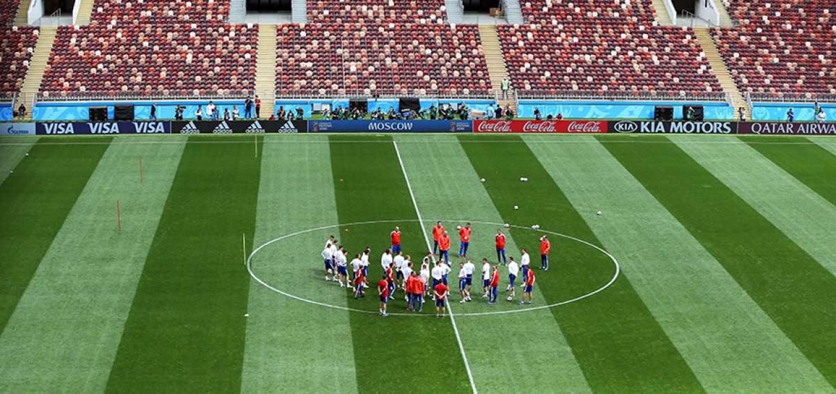 Jugadores de la selecci&oacute;n de Rusia escuchan la charla t&eacute;cnica de su entrenador, Stanislav Cherchesov, en el centro de la cancha del estadio Luzhniki.
