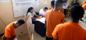 Internos del pabell&oacute;n 2 del Centro de Rehabilitaci&oacute;n Social en Guayaquil durante el sufragio de ayer. El escrutinio se efectuar&aacute; el 4 de febrero.