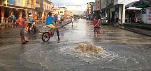 Un muro de contenci&oacute;n cedi&oacute; en el recinto Santa Clara e inund&oacute; 90 casas. En Catarama y Ricaurte las calles siguen anegadas.