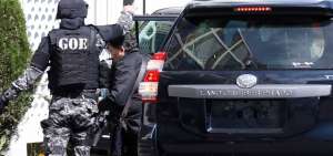 El procesado lleg&oacute; a Quito, procedente de Guayaquil, donde cumple arresto domiciliario. Su traslado e ingreso a la Fiscal&iacute;a se produjo bajo fuertes medidas de seguridad.  