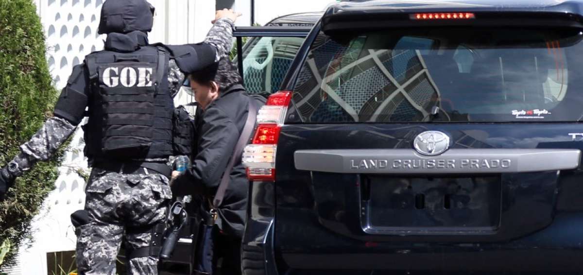 El procesado lleg&oacute; a Quito, procedente de Guayaquil, donde cumple arresto domiciliario. Su traslado e ingreso a la Fiscal&iacute;a se produjo bajo fuertes medidas de seguridad.  