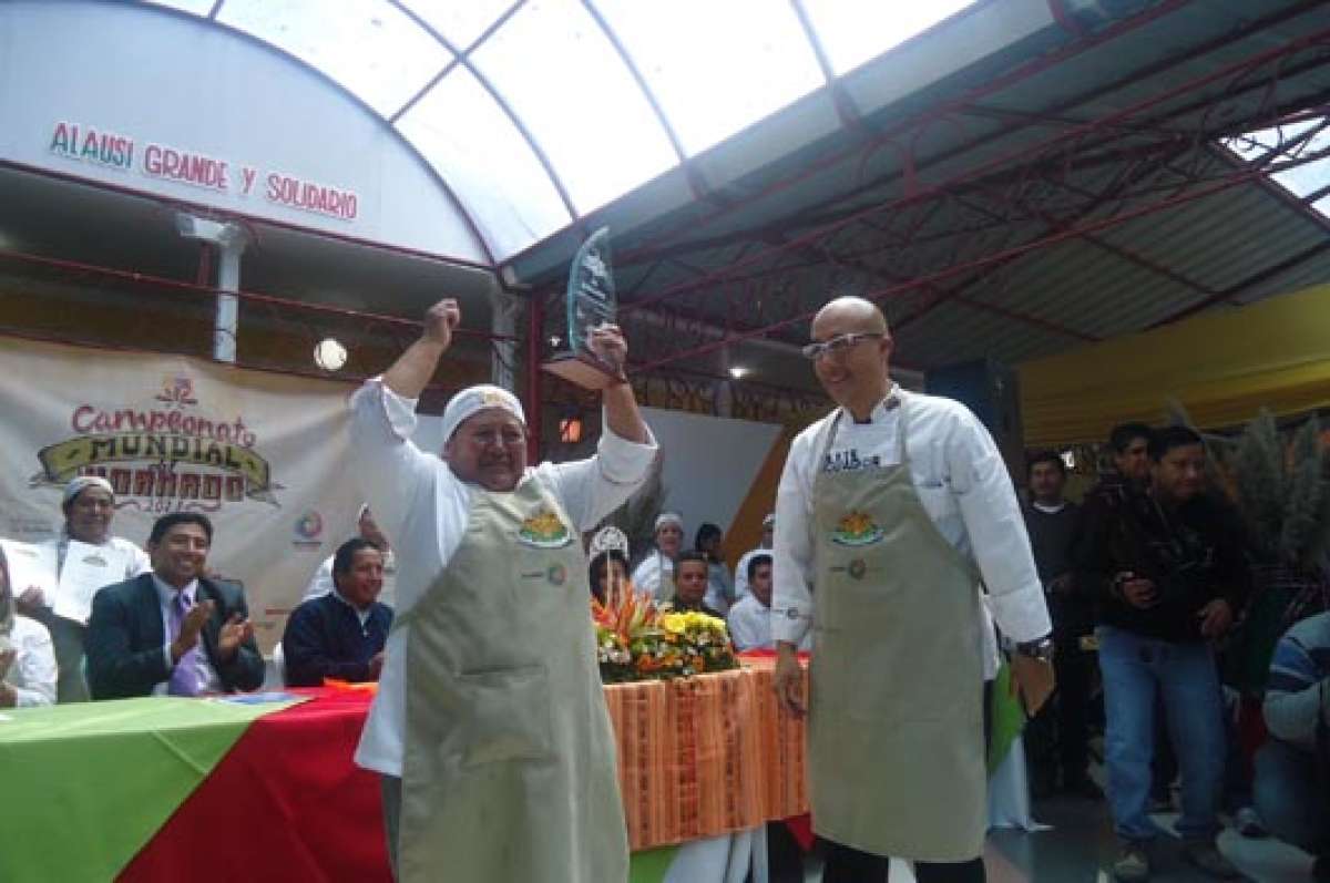 Muy emocionada, casi con l&aacute;grimas, Ana Cecilia Falcon&iacute;,  del mercado La Merced, de Riobamba, alza el trofeo. Foto: Elizabeth Maggi.