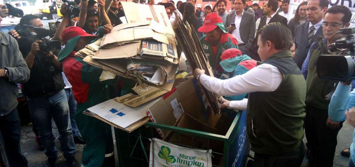 El proyecto &lsquo;Manos que limpian&rsquo; da trabajo a 150 personas que visitan las viviendas para solicitar cart&oacute;n, papel y pl&aacute;stico que usualmente se botan.