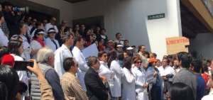 En los exteriores de la Corte, colegas, familiares y amigos celebraron la resoluci&oacute;n. 