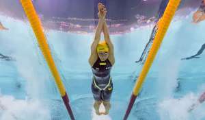 Sjostrom qued&oacute; por delante de la nadadora danesa Jeanette Ottesen. Foto: AFP