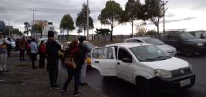 El transporte privado suple la falta de buses en Quito
