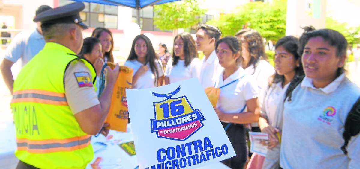 Miembros de la Polic&iacute;a y consejeros estudiantiles expusieron los da&ntilde;os del consumo en una feria en el plantel.