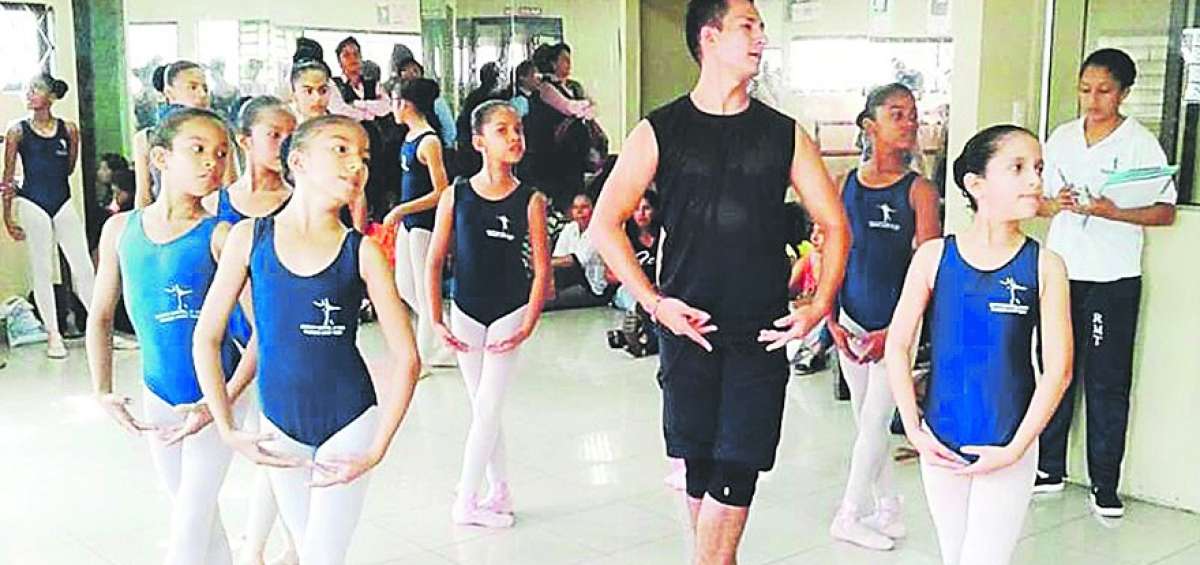 En los 36 a&ntilde;os de funcionamiento que tiene este instituto de danza apenas han egresado 5 varones; el resto lo constituyen mujeres (200).