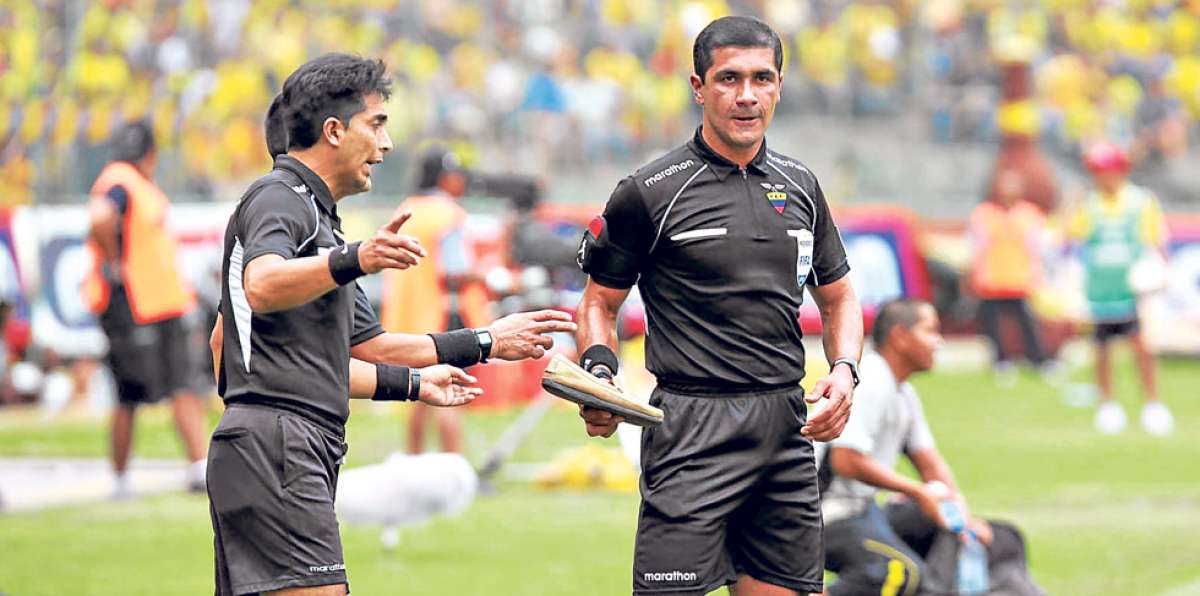 Roddy Zambrano (der.) fue cuestionado el a&ntilde;o pasado por los t&eacute;cnicos Gustavo Quinteros y Luis Zubeld&iacute;a. Foto: Archivo / El Tel&eacute;grafo