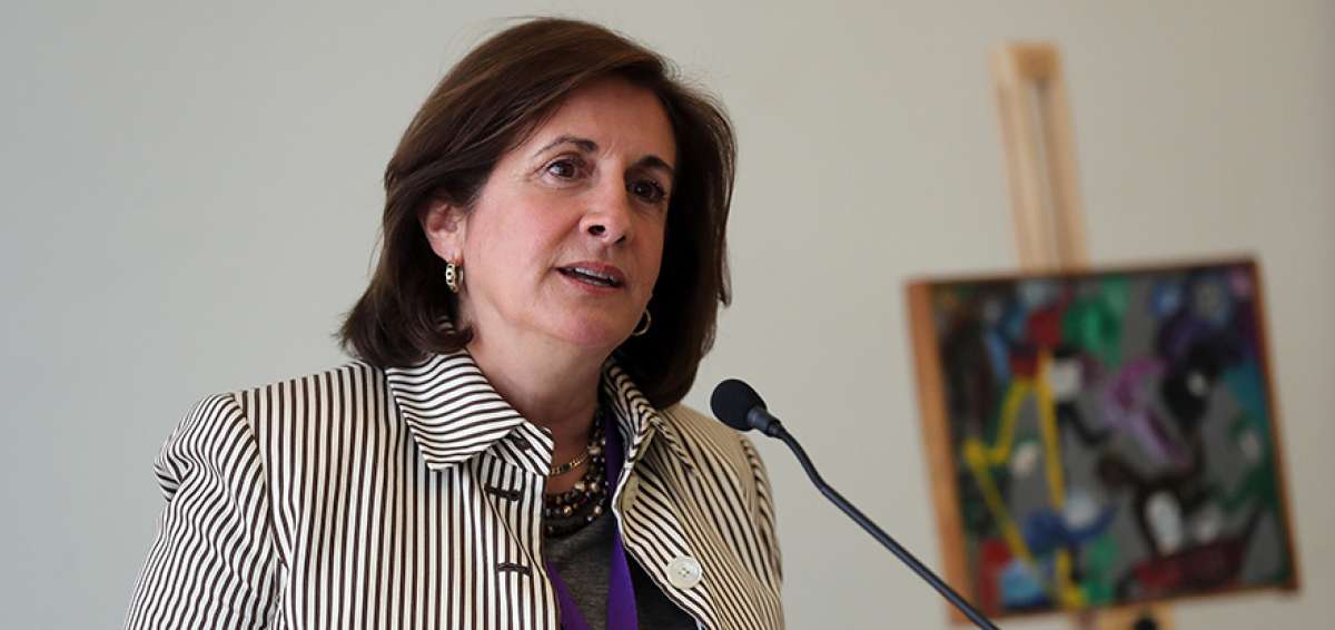 La directora del Museo de Violeta Parra, Cecilia Garc&iacute;a Huidobro, en la entrega por parte del Gobierno chileno de tres obras in&eacute;ditas de Violeta. 