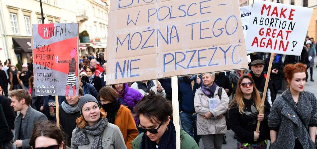 Las polacas realizaron una marcha para expresar que la vida de las mujeres es dif&iacute;cil en su pa&iacute;s y rechazar la violencia contra el colectivo.      