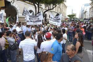 El viernes pasado, en los bajos de la Gobernaci&oacute;n del Guayas, se concentraron simpatizantes del Gobierno para defender los avances sociales logrados. 