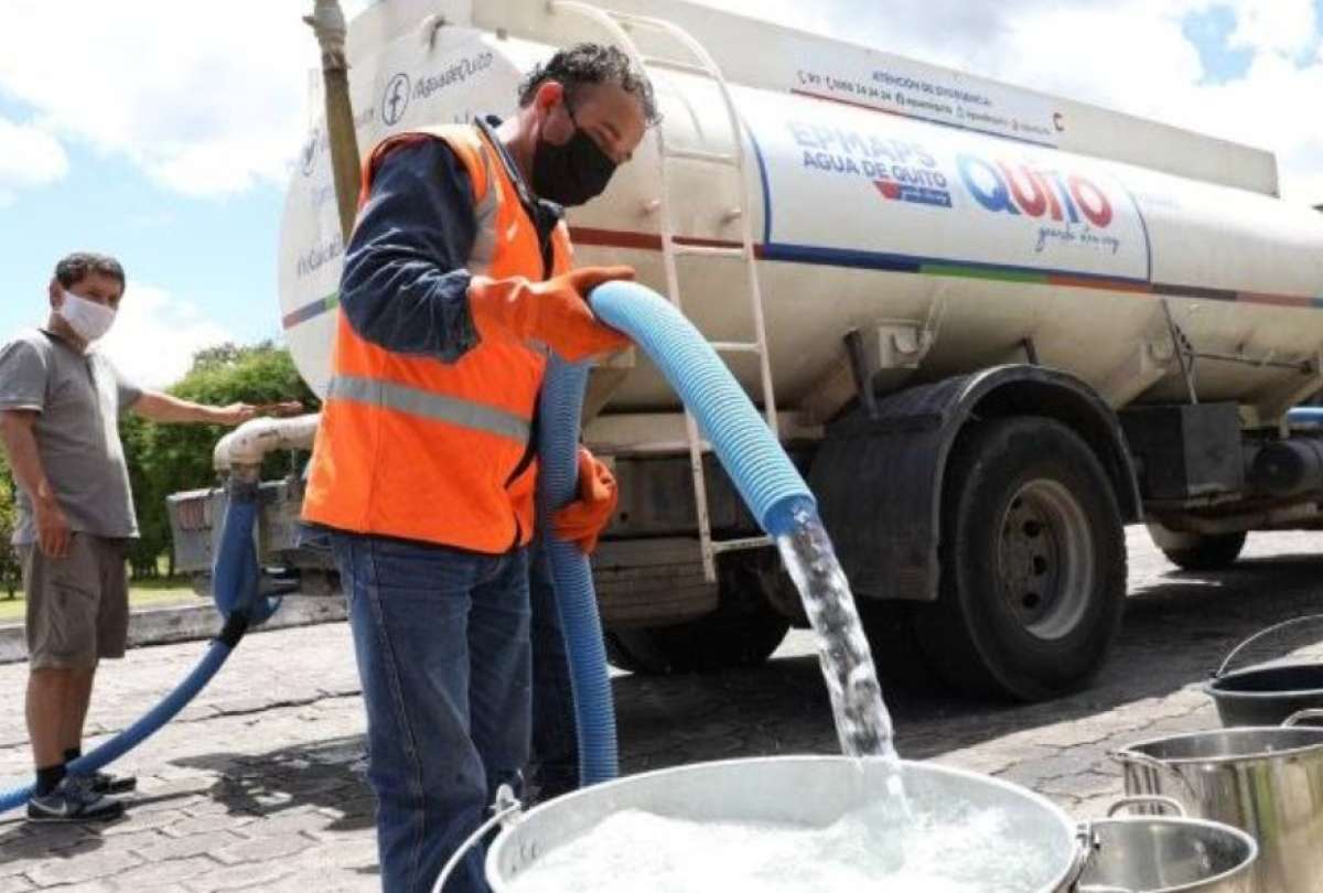 Abastecimiento de agua en barrios del sur continúa por rotura de tubería en el sistema Mica-Quito Sur.