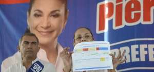 Pierina Correa, expresidenta de Fedeguayas, muestra un documento con varias cifras de su gesti&oacute;n al frente de la entidad deportiva provincial.