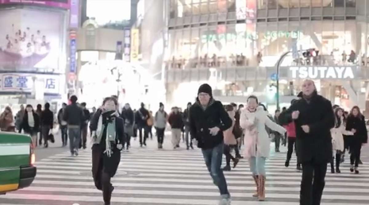 Captura de video en YouTube de personas bailando por el D&iacute;a de la Felicidad, en Tokio, Jap&oacute;n. 