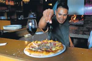 Garc&eacute;s y Pandi (derecha) saben de cocina y de admnistraci&oacute;n, dos cualidades que les ayudaron a abrir este negocio y a planear la apertura de otro local en la capital de Cotopaxi.