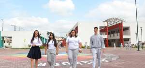 Las colombianas Sharon Bejarano y Laura Varela y los venezolanos Isabela Mart&iacute;nez y Jos&eacute; Ram&iacute;rez estudian en la U.del Milenio Ileana Espinel.