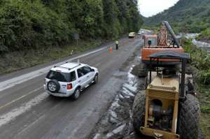 Los trabajos de rehabilitaci&oacute;n de la carretera Al&oacute;ag-Santo Domingo continuar&aacute;n por alrededor de 10 d&iacute;as, seg&uacute;n las autoridades. Foto: &Aacute;lvaro P&eacute;rez/ El Tel&eacute;grafo