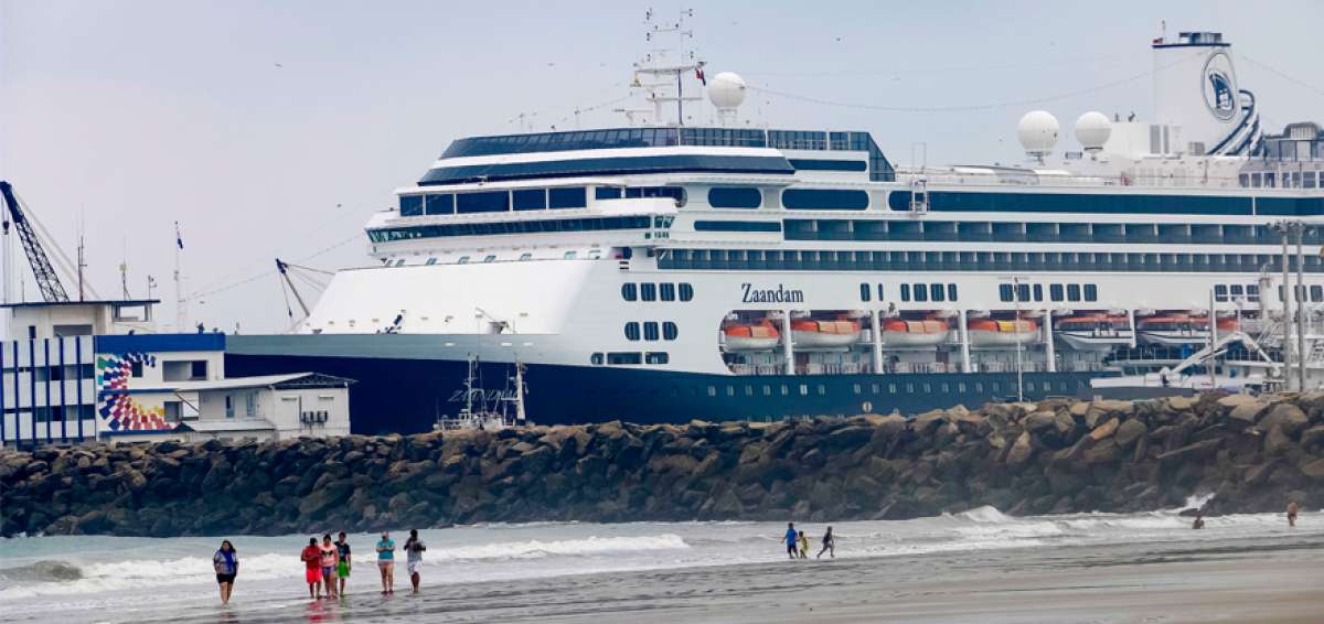 Vista del crucero Zaandam el primero que arrib&oacute; a los muelles de aguas profundas del puerto de Manta.