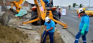 Los obreros de la Empresa Agua de Manta (EPAM) buscan la tuber&iacute;a por donde se arroja aguas industriales hacia el mar en playa Los Esteros.