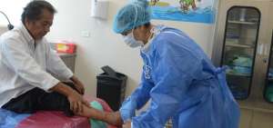 La lesi&oacute;n de F&eacute;lix Vera en la extremidad derecha sana. &Eacute;l fue atendido en la Unidad de Pie Diab&eacute;tico que desde el lunes funciona en el Hospital del Guasmo Sur.